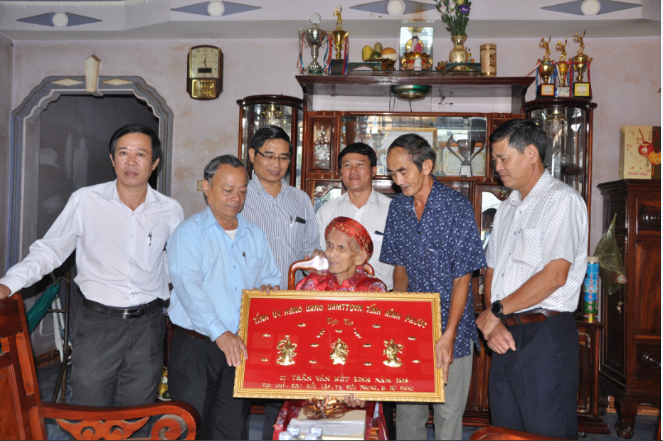 Bù Đăng: Lãnh đạo tỉnh Bình Phước, huyện Bù Đăng thăm và tặng quà người cao tuổi trên địa bàn huyện Bù Đăng.