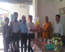 Đại diện lãnh đạo phường An Lộc thăm và tặng quà chùa Tam Bảo, chùa Tân Minh Tự nhân dịp lễ Phật Đản 2011.