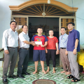 Phó Chủ tịch UBND thị xã Nguyễn Anh Đức thăm tặng quà thiếu nhi nhân dịp Tết trung thu