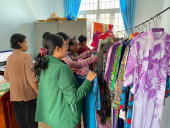 Hội LHPN phường Phú Đức tổ chức sinh hoạt chuyên đề, tặng áo dài và nhận đỡ đầu trẻ em có hoàn cảnh khó khăn