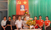 Lãnh đạo thị xã Bình Long thăm chúc mừng Hội chữ thập đỏ thị xã nhân kỷ niệm 77 năm ngày thành lập Hội Chữ thập đỏ Việt Nam 23/11