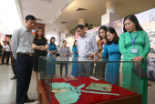 Đông đảo người dân tham quan các hiện vật được trưng bày tại triển lãm. Ảnh: VnExpress