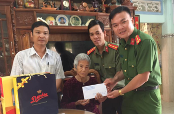 Công an huyện Đồng Phú tặng quà mẹ Việt Nam anh hùng và người có công