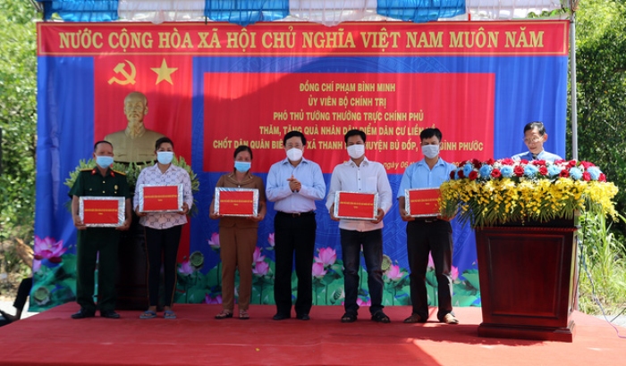 The Standing Deputy Prime Minister of the Government visits the adjoining population center of the border militia force at the Thanh Hoa commune