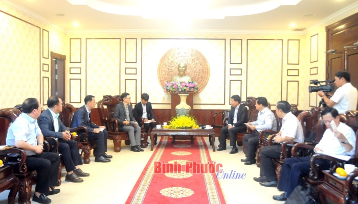 Binh Phuoc leaders work with VRG DongWha MDF Joint Stock Company