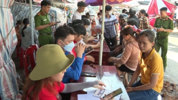 Công an thị xã Chơn Thành tuyên truyền, hỗ trợ người dân kích hoạt tài khoản định danh điện tử, dịch vụ công