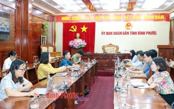Các cán bộ kiểm soát TTHC, phụ trách công nghệ thông tin dự hội nghị tập huấn tại điểm cầu UBND tỉnh Bình Phước