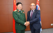 Bộ trưởng Quốc phòng New Zealand Ron Mark (phải) đón tiếp Đại tướng Ngô Xuân Lịch, Ủy viên Bộ Chính trị, Phó Bí thư Quân ủy Trung ương, Bộ trưởng Bộ Quốc phòng