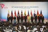 Thứ trưởng Bộ Công Thương Trần Quốc Khánh (thứ 5, trái sang) cùng đại diện các quốc gia thành viên ASEAN tại lễ ký thỏa thuận về thương mại điện tử ở Singapore ngày 12/11/2018