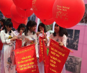 Thả thơ là một trong những nghi thức tiêu biểu của Ngày thơ Việt Nam