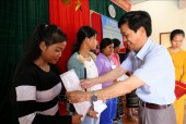 Đại diện cơ quan chức năng tỉnh Quảng Trị trao Quyết định nhập Quốc tịch Việt Nam cho người dân