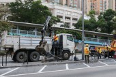 Công nhân dọn dẹp trên tuyến đường ở Mong Kok của Hong Kong, Trung Quốc, sau khi người biểu tình quá khích đập phá tại nhiều tuyến phố