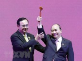 Thủ tướng Nguyễn Xuân Phúc nhận búa Chủ tịch ASEAN từ Thủ tướng Thái Lan Prayuth Chan-o-cha.