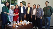 Đại sứ Nguyễn Thành Vinh và cán bộ Đại sứ quán Việt Nam tại Algeria đến thăm bà Nguyễn Thị Lộc (Nguồn: ĐSQ Việt Nam tại Algeria)