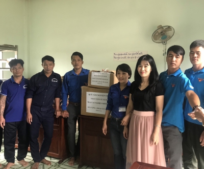 Chi đoàn Sở Ngoại vụ tặng sách cho Trung tâm cai nghiện Minh Lập