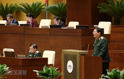 Bộ trưởng Bộ Quốc phòng Ngô Xuân Lịch, thừa ủy quyền của Thủ tướng Chính phủ trình bày Tờ trình về dự thảo Nghị quyết về tham gia lực lượng gìn giữ hòa bình của Liên hợp quốc.