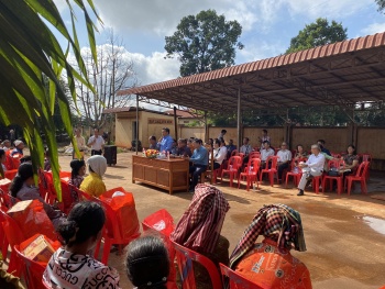 Liên hiệp Các tổ chức hữu nghị tỉnh và Hội hữu nghị Việt Nam - Campuchia tỉnh Bình Phước thăm tặng quà cho người dân huyện Snoul, tỉnh Kratie, Vương quốc Campuchia