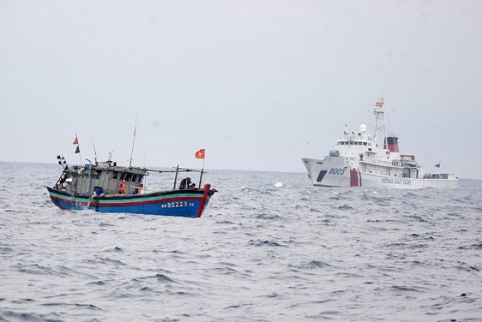 Tàu Cảnh sát biển 8003 thực hiện tuần tra, giám sát tàu cá trên vùng biển lân cận đường phân định Vịnh Bắc Bộ