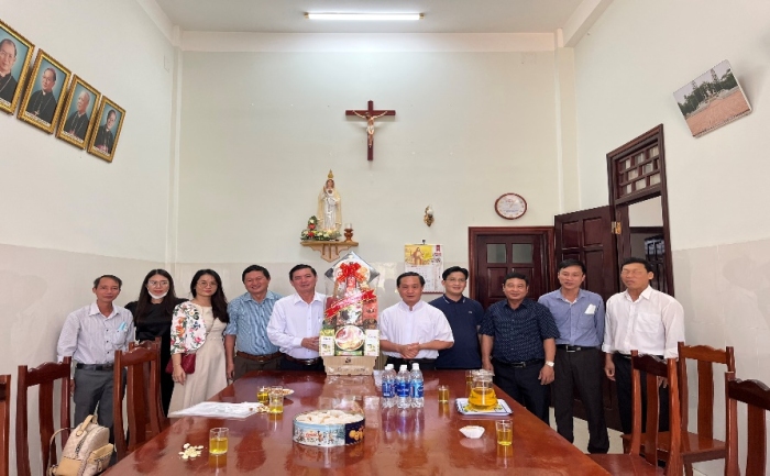 Lãnh đạo Sở Nội vụ, Ban Tôn giáo thăm chúc mừng lễ Phục sinh năm 2022
