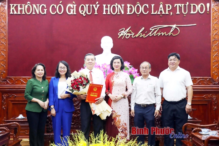 Trao quyết định nghỉ hưu cho ông Nguyễn Thành Long