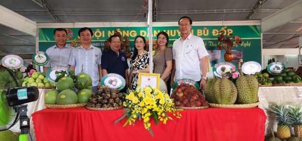 Chủ tịch UBND huyện Lê Quang Oanh dự Hội chợ trái cây và hàng nông sản tỉnh Bình Phước lần thứ 6, năm 2023.