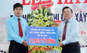 Bí thư Huyện ủy Bù Gia Mập Trần Quang Ty trao tượng trưng 11,953 tỷ đồng hỗ trợ xã Đa Kia