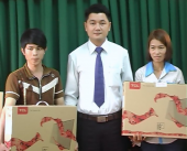 Ông Lường Viết Tú – Trưởng phòng tổng hợp Ngân hàng Bưu điện Liên Việt Chi nhánh Bình Phước (người đừng giữa) )trao ti vi cho các hộ nghèo