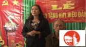 Bà Nguyễn Thị Kim Ngọc, Phó bí thư TT Huyện ủy phát biểu tại lễ trao huy hiệu đảng
