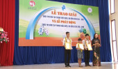 Bà Nguyễn Thị Kim Ngọc, Phó bí thư TT huyện ủy trao 3 giải nhất cho các em đạt giải
