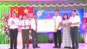 Ông Huỳnh Văn Minh, Phó giám đốc sở kế hoạch đầu tư tỉnh trao bằng công nhận xã Đồng Nơ đạt chuẩn nông thôn mới