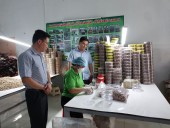 Phó chủ tịch UBND huyện - Nguyễn Vũ Tiến vào thăm các sản phẩm OCOP tại công ty.
