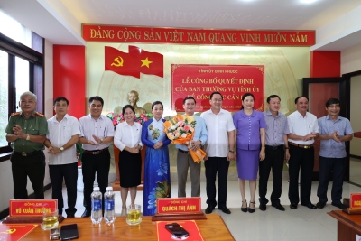 Các đồng chí BTV Huyện ủy Hớn Quản chúc mừng đồng chí Phạm Thành Chung