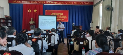 Đồng chí Trịnh Thế Sơn   UVBTV, Trưởng BTG HU, Giám đốc Trung tâm Chính trị huyện triển khai chuyên tại lớp BD, cập nhật kiến thức cho đảng viên thuộc Đảng bộ thị trấn Tân Khai