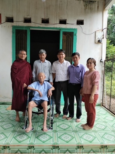 Đoàn tặng xe lăn cho ông Nguyễn Quang Đông, xã An Phú
