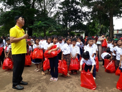 Các anh chị câu lạc bộ yêu camping trao quà cho các em tại điểm lẻ Bù Dinh, Trường TH Trà Thanh.