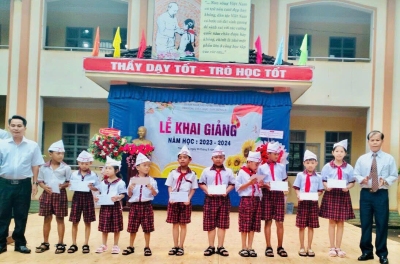 Anh Lương Xuân Lưu - Giám đốc Phòng giao dịch Tân Khai - Chi nhánh Agribank Hớn Quản - Tây Bình Phước trao quà cho các em học sinh tại Trường TH Tân Hưng A