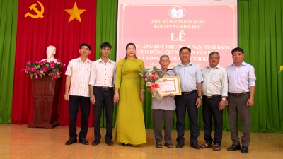 Ban thường vụ Đảng ủy xã Minh Đức tổ chức lễ trao huy hiệu 50 năm tuổi đảng cho đảng viên Nguyễn Văn Ruy
