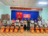 Hai trăm phần quà đến với đồng bào dân tộc thiểu số xã Lộc Khánh - huyện Lộc Ninh trong chương trình công tác dân vận của Bộ Chỉ huy Quân sự tỉnh