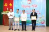 Đồng chí Nguyễn Tiến Trung - Bí thư Đảng ủy xã tặng giấy khen cho các hộ gia đình tiêu biểu thôn 6
