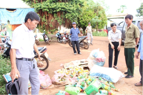 Hội viên Hội nông dân được hướng dẫn biến rác thải thành phân bón hữu cơ