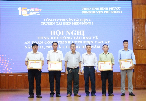 Huyện Phú Riềng khen thưởng 2 tập thể và 4 cá nhân trong công tác phối hợp bảo vệ công trình lưới điện cao áp.