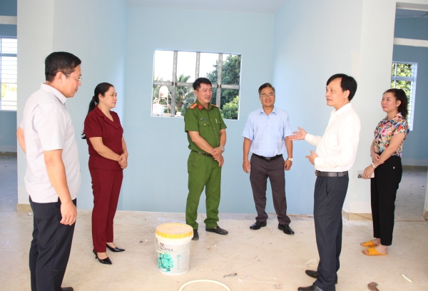 Chủ tịch UBND huyện Lê Anh Nam cùng lãnh đạo các đơn vị kiểm tra tại công trình