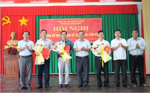 Huyện ủy Phú Riềng công bố và trao các quyết định về công tác cán bộ tại xã Long Hà.