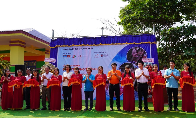 Ủy viên BTV, PCT. UBND tỉnh Trần Tuyết Minh dự lễ khánh thành điểm trường Mẫu giáo Hoa Mai.