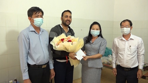 Lãnh đạo thị xã Bình Long thăm Giáo viên người Ấn Độ đang điều trị tại Trung tâm y tế thị xã