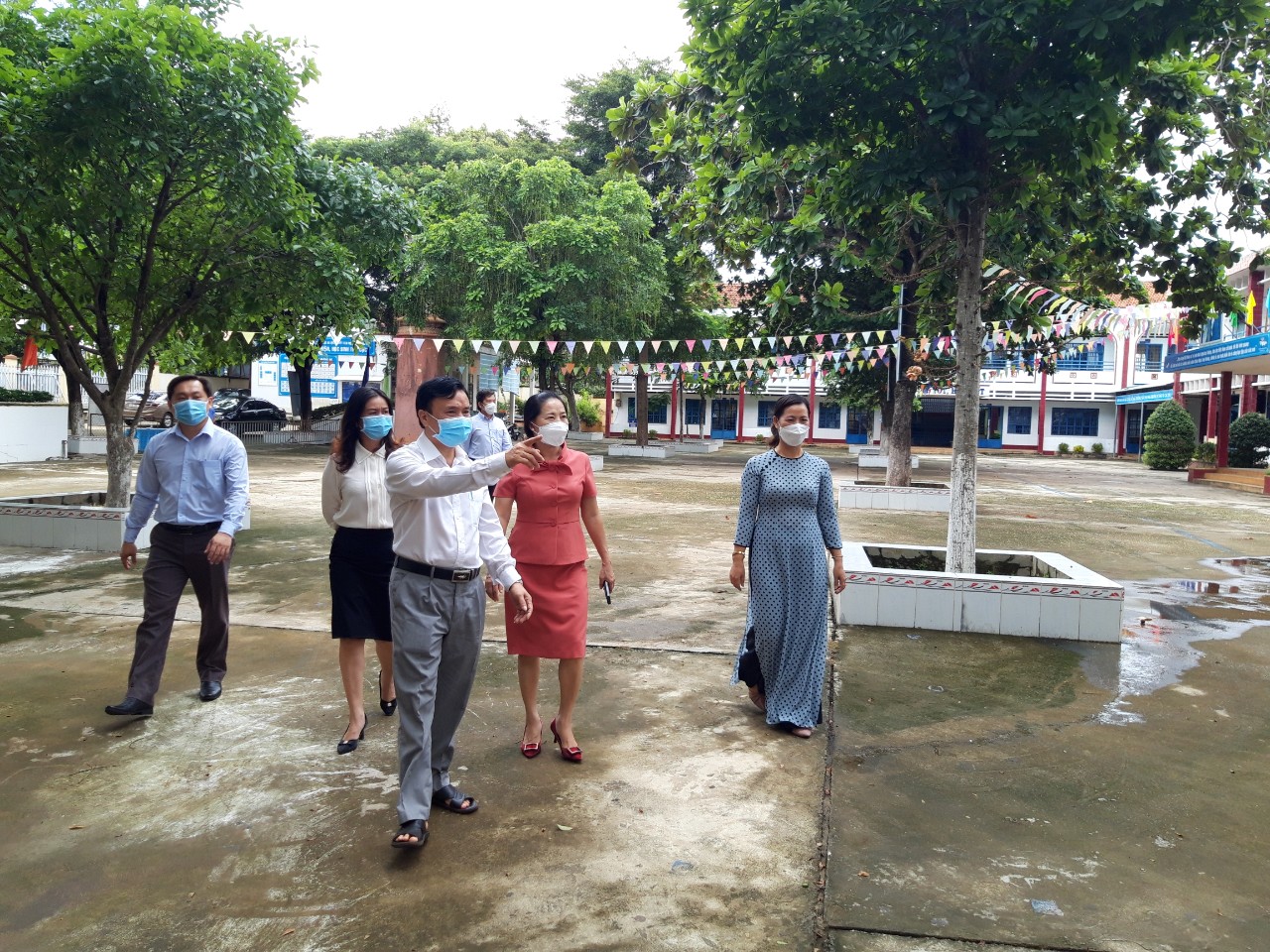 Chủ tịch UBND thị xã Bình Long Hoàng Thị Hồng Vân kiểm tra tại trường Tiểu học An Lộc A, phường An Lộc
