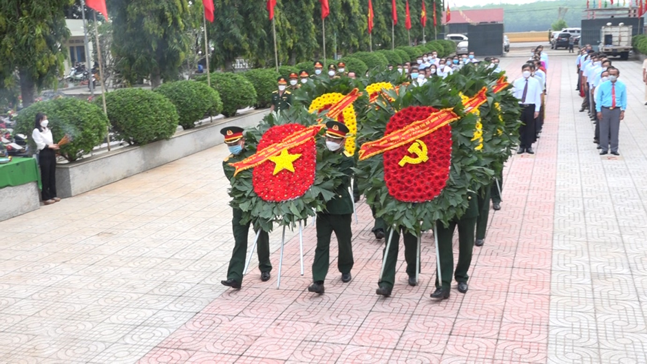 Thị xã Bình Long và huyện Hớn Quản viếng nghĩa trang liệt sỹ nhân dịp kỷ niệm 47 năm ngày giải phóng miền Nam