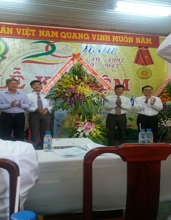 Ông Huỳnh Quang Tiên - Bí thư Thị uỷ Đồng Xoài và ông Lê Trường Sơn - Chủ tịch Uỷ ban nhân dân thị xã Đồng Xoài tặng hoa cho Quỹ TDND Đồng Xoài tại Lễ Kỷ niệm 20 năm thành lập và phát triển (ảnh chụp năm 2017) 