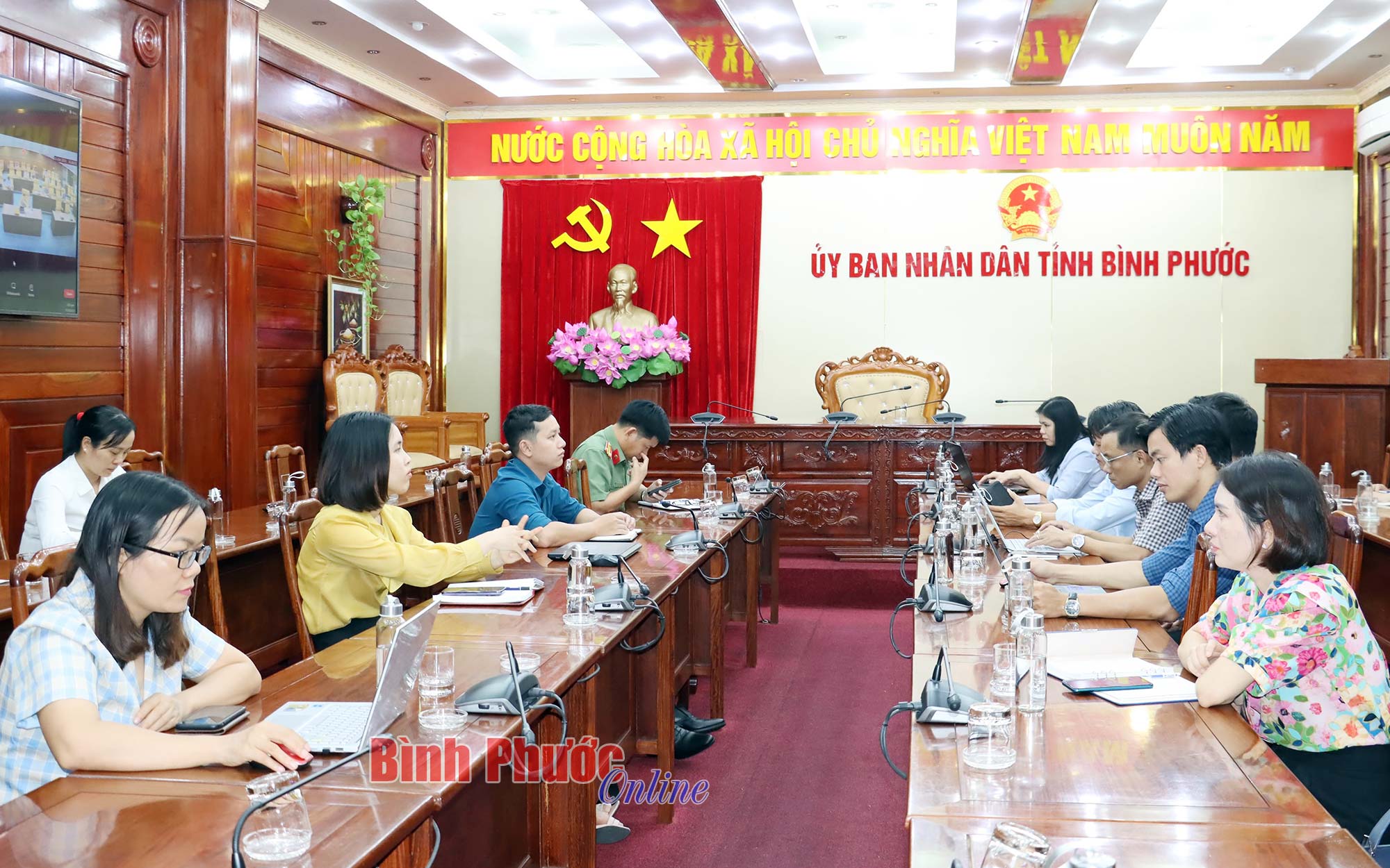 Các cán bộ kiểm soát TTHC, phụ trách công nghệ thông tin dự hội nghị tập huấn tại điểm cầu UBND tỉnh Bình Phước