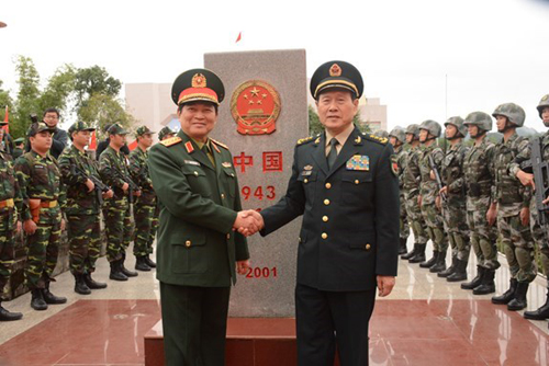 Bộ trưởng Ngô Xuân Lịch (trái) và Bộ trưởng Ngụy Phượng Hòa chụp ảnh chung tại cột mốc 943
